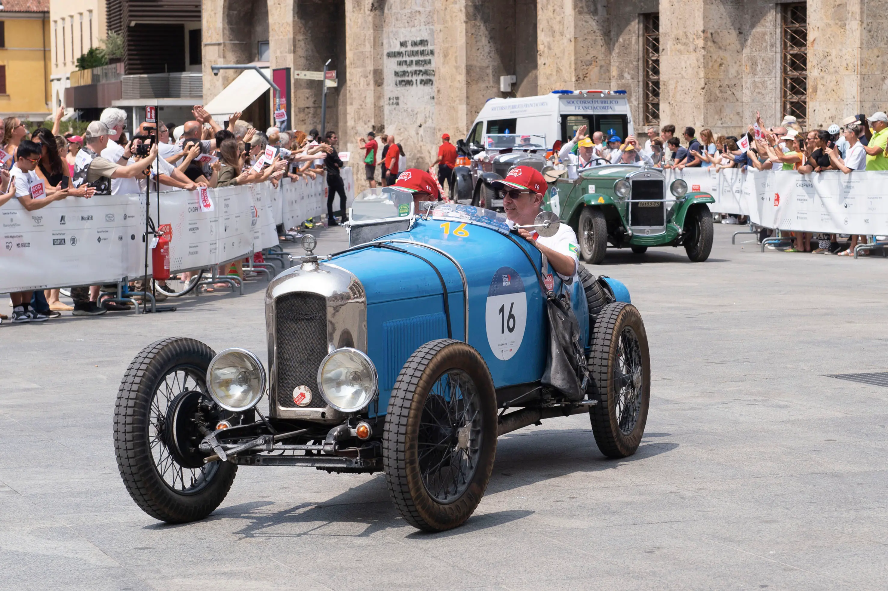 CRONACA BRESCIA MILLE MIGLIA 2025 ARRIVO VETTURE IN PIAZZA VITTORIA NELLA FOTO MOMENTI DELL’EVENTO 21–06-2025 PIERPAOLO PAPETTI AGENZIA NEWREPORTER