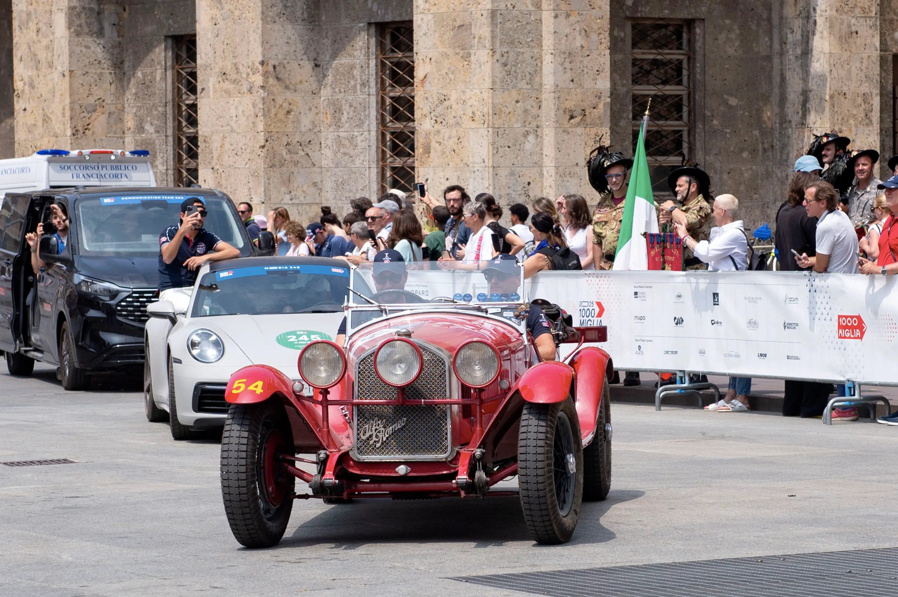 CRONACA BRESCIA MILLE MIGLIA 2025 ARRIVO VETTURE IN PIAZZA VITTORIA NELLA FOTO VESCO SALVINELLI 21–06-2025 PIERPAOLO PAPETTI AGENZIA NEWREPORTER