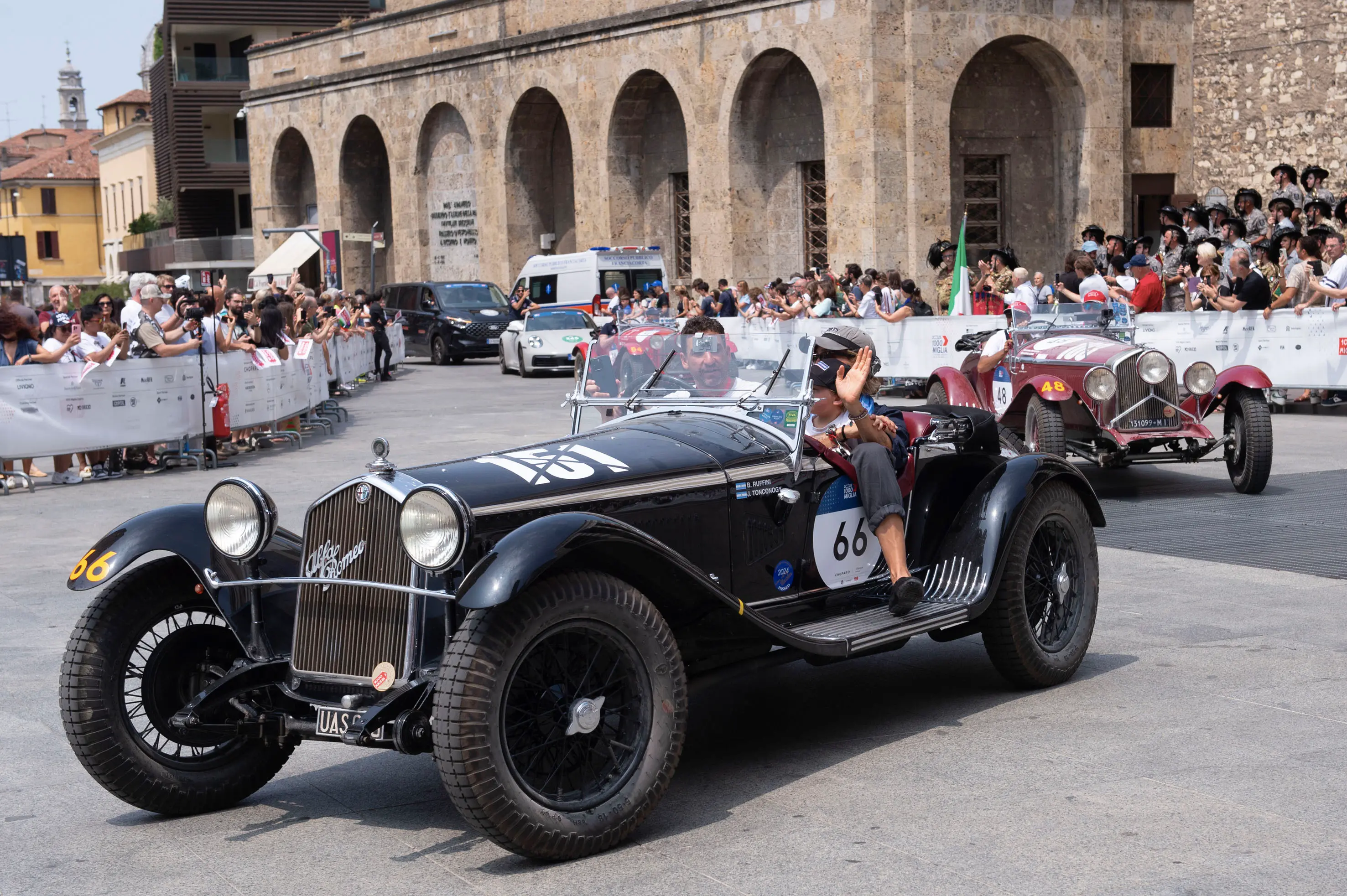 CRONACA BRESCIA MILLE MIGLIA 2025 ARRIVO VETTURE IN PIAZZA VITTORIA NELLA FOTO TONCONOGY RUFFINI 21–06-2025 PIERPAOLO PAPETTI AGENZIA NEWREPORTER