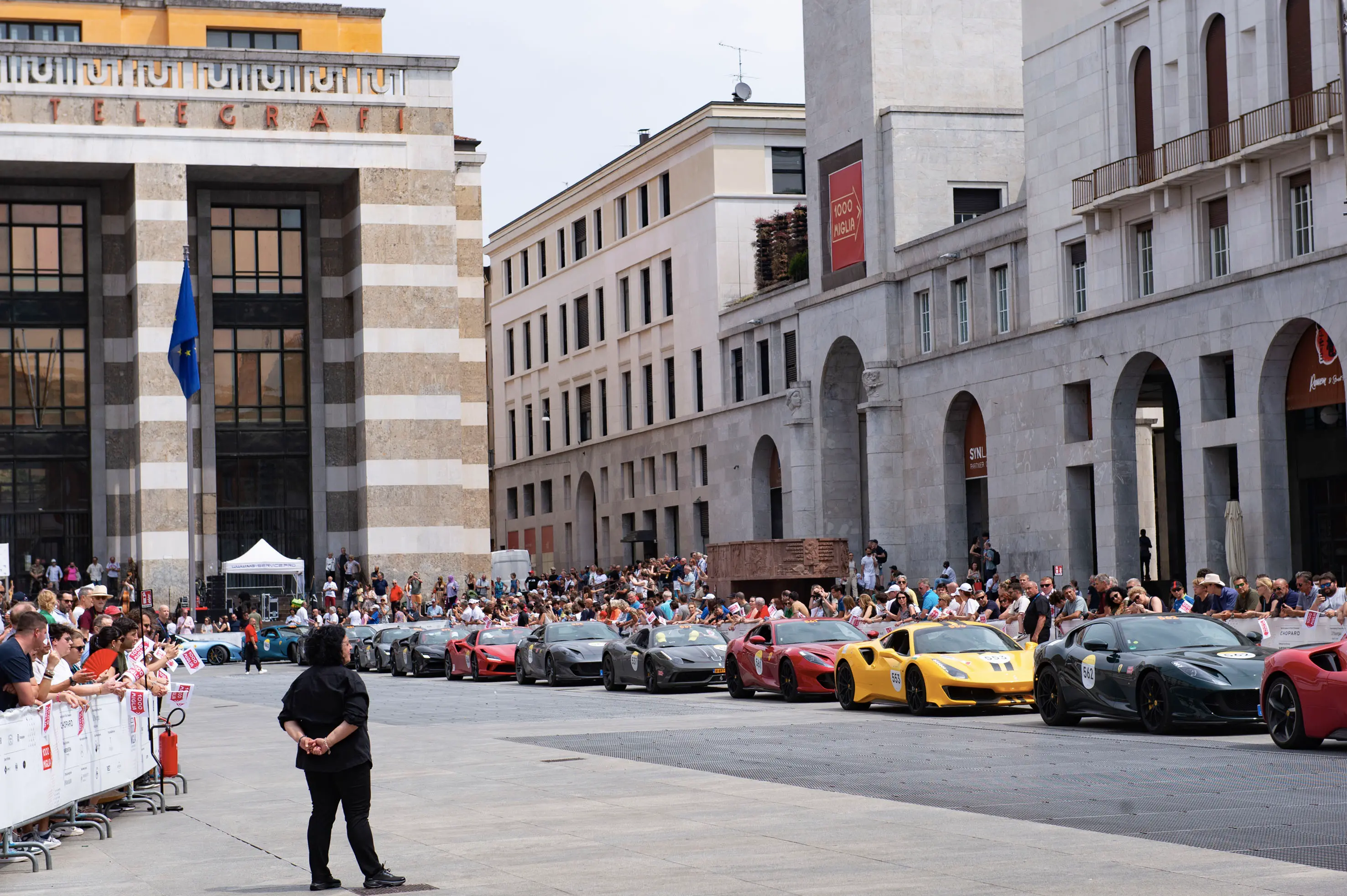 CRONACA BRESCIA MILLE MIGLIA 2025 ARRIVO VETTURE IN PIAZZA VITTORIA NELLA FOTO MOMENTI DELL’EVENTO 21–06-2025 PIERPAOLO PAPETTI AGENZIA NEWREPORTER