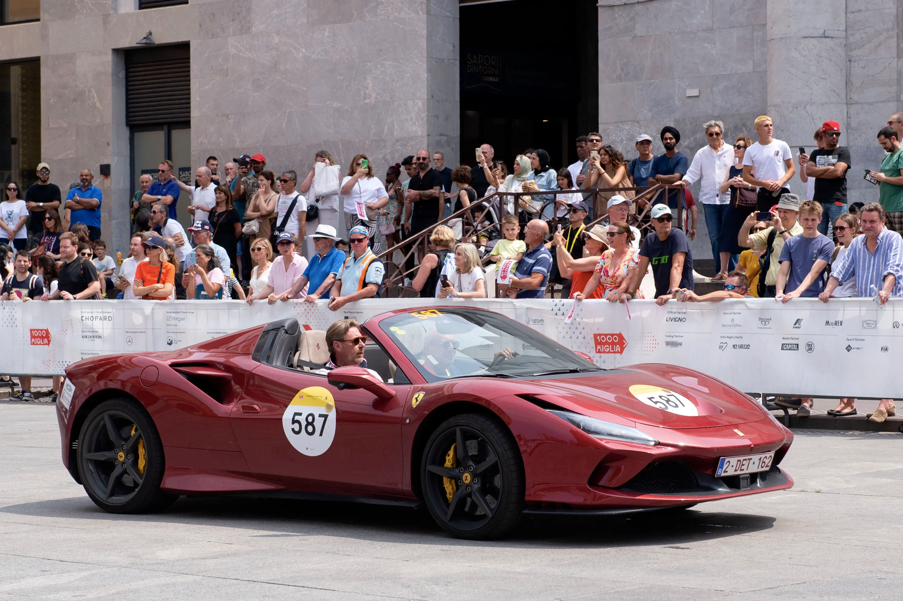 CRONACA BRESCIA MILLE MIGLIA 2025 ARRIVO VETTURE IN PIAZZA VITTORIA NELLA FOTO MOMENTI DELL’EVENTO 21–06-2025 PIERPAOLO PAPETTI AGENZIA NEWREPORTER