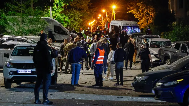 I soccorsi dopo l'attacco russo a Kharkiv - Foto Epa Sergey Kozlov © www.giornaledibrescia.it