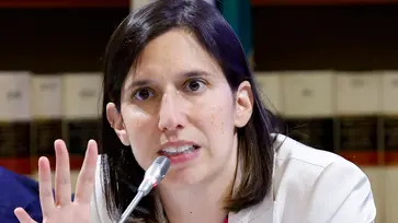 La segretaria del Partito Democratico Elly Schlein durante la presentazione del libro ‘Una democrazia senza popolo’, Roma 16 giugno 2025. ANSA/FABIO FRUSTACI
