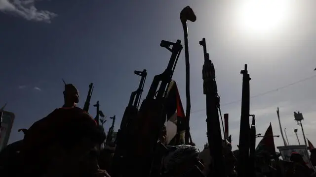 epa12173614 Houthi supporters hold up their weapons during an anti-US and anti-Israel protest in Sana'a, Yemen, 13 June 2025. Thousands of Houthi supporters demonstrated against US support for Israel's military operation in the Gaza Strip and Iran. Houthi leader Abdul-Malik al-Houthi stated in a televised speech that his group had fired 11 ballistic and hypersonic missiles and drones at Israeli targets in the past week, in a new escalation in the group's continued support for the Palestinian people in Gaza. EPA/YAHYA ARHAB