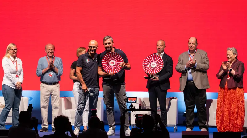 La premiazione di Salvinelli e Vesco alla Mille Miglia 2025 - Foto Adnkronos