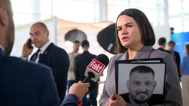 epa12102126 Belarusian opposition leader Svetlana Tsikhanouskaya holds a picture of her arrested husband Sergei Tikhanovsky during the international conference Impact'25 at Poznan Congress Center in Poznan, Poland, 15 May 2025. The congress features discussions on business, politics, science and modern technologies. EPA/JAKUB KACZMARCZYK POLAND OUT
