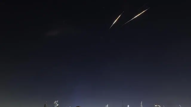 epaselect epa12184525 Iranian ballistic missiles seen over the sky, in Tel Aviv, Israel, 18 June 2025. Israel and Iran have been exchanging fire since Israel attacked Iran on 13 June 2025 as part of operation 'Rising Lion'. EPA/ABIR SULTAN