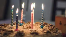 Candeline su una torta di compleanno