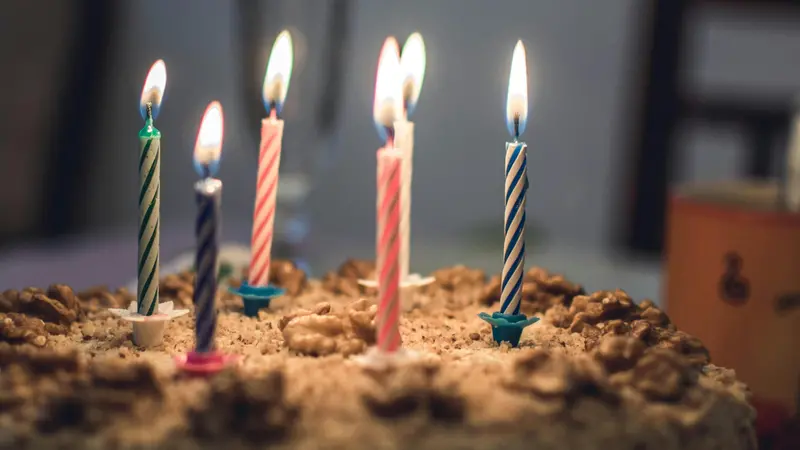 Candeline su una torta di compleanno