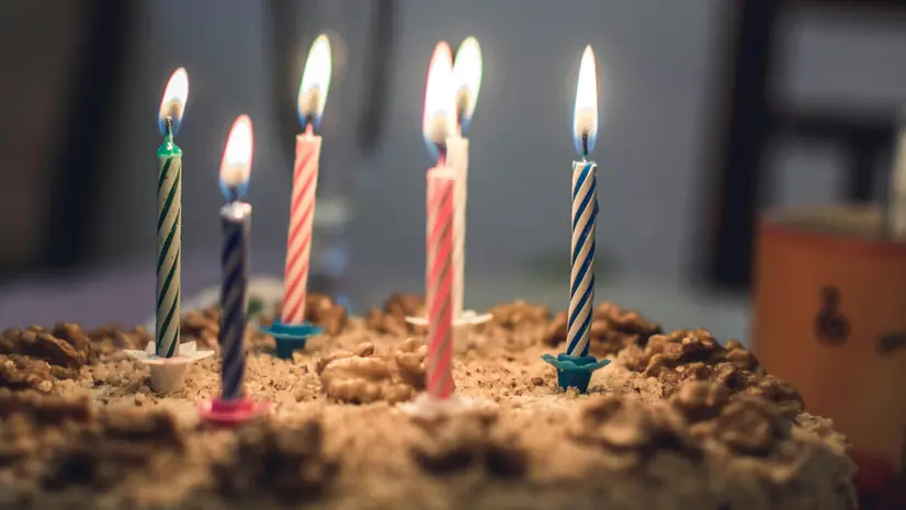 Candeline su una torta di compleanno