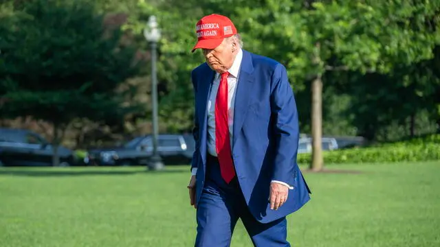 epa12190192 United States President Donald J Trump walks on the South Lawn of the White House as he returns to the White House following an overnight visit to the Trump National Golf Club in Bedminster, New Jersey, in Washington, DC, USA, 21 June 2025. Later, the President is expected to receive an intelligence briefing with the National Security Council (NSC). EPA/RON SACHS / POOL