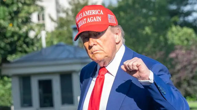 epa12190191 United States President Donald J Trump gestures as he walks on the South Lawn of the White House as he returns to the White House following an overnight visit to the Trump National Golf Club in Bedminster, New Jersey, in Washington, DC, USA, 21 June 2025. Later, the President is expected to receive an intelligence briefing with the National Security Council (NSC). EPA/RON SACHS / POOL