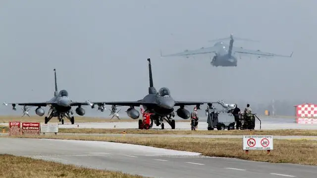 Caccia sulla pista della base Usaf di Aviano (Pordenone), da una settimana blindata e aperta eccezionalmente oggi, 25 marzo 2011, per due ore alla visita dei giornalisti di tutto il mondo. Attualmente la base di Aviano ospita circa 80 velivoli: gli F16 normalmente di stanza nella base friulana, gli F15 riposizionati dall'Inghilterra, gli F18 abilitati alla guerra elettronica e, dal 25 marzo, una decina di A10 anticarro. ANSA / STEFANO LANCIA