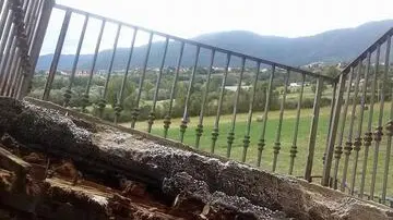 Il balcone al secondo piano di una palazzina prefabbricata post-sisma nella frazione aquilana di Cese di Preturo crollato finendo sul terrazzo dell' appartamento al piano inferiore, 02 settembre 2014. Per fortuna in quel momento non c'erano persone in nessuno dei due balconi, altrimenti si sarebbe rischiata la tragedia. L'insediamento di Cese di Preturo è una delle 19 cosiddette new town costruite dopo il terremoto del 6 aprile 2009 e costituito da circa 4500 alloggi per dare un tetto a circa 16mila aquilani rimasti senza casa. ANSA/ROBERTO SANTILLI