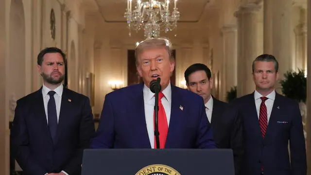 epa12190341 US President Donald Trump with US Secretary of Defense Pete Hegseth (R), US Vice President JD Vance (L) and US Secretary of State Marco Rubio (2-R) delivers an address to the nation at the White House in Washington, DC, USA, 21 June 2025, following US strikes on Iran's nuclear facilities. EPA/Carlos Barria / POOL