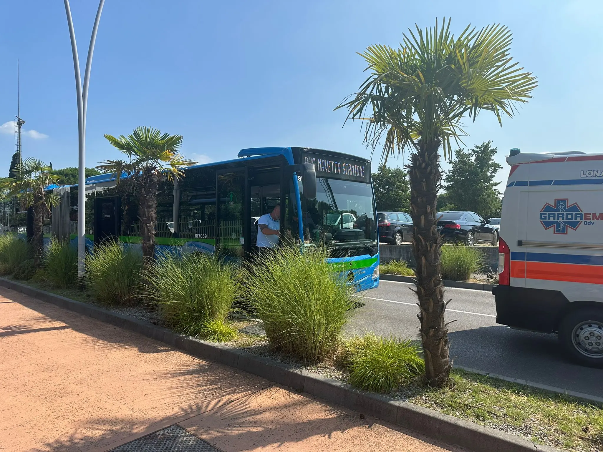 Sirmione, tamponamento tra bus navetta e automobile
