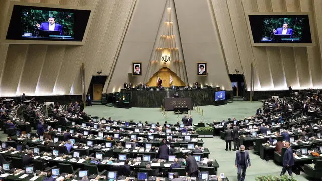 epa11934263 Iranian Minister of Economy and Finance Abdolnaser Hemmati (C) speaks during a Parliament session to defend himself against impeachment at the Iranian Parliament in Tehran, Iran, 02 March 2025. According to the IRNA news agency, the Iranian Parliament sacked Hemmati as Minister of Economy and Finance as Iran faces an economic crisis. EPA/ABEDIN TAHERKENAREH
