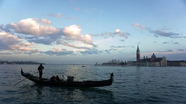Venezia cartoline: l'isola di San Giorgio Maggiore, con la chiesa del Palladio. ANSA/ANDREA MEROLA