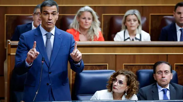 epa12182605 Spanish Prime Minister Pedro Sanchez (L) speaks during the Government control session at the Lower House of Parliament in Madrid, Spain, 18 June 2025. EPA/MARISCAL