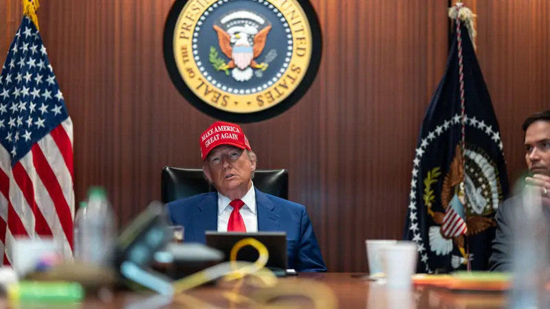 Donald Trump, presidente degli Stati Uniti, nella situation room - Foto Ansa © www.giornaledibrescia.it