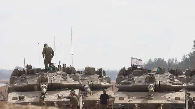 epa12115757 Israeli soldiers man tanks near the the Gaza border, southern Israel, 19 May 2025. The Israeli Defense Force has announced the launch of broad operations in the Gaza Strip called “Gideon Chariots†aimed to put pressure on Hamas to release the remaining 58 Israeli hostages still held in captivity. EPA/ABIR SULTAN