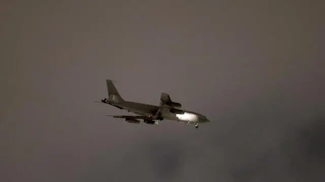 epa12178378 An Israeli fuel tanker aircraft is seen flying over the city of Tel Aviv, Israel, 16 June 2025. Israel and Iran have been exchanging fire since Israel attacked on 13 June 2025 as part of Operation 'Rising Lion.' EPA/ATEF SAFADI