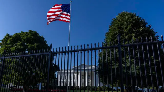 epa12185584 A new flag pole flying the American flag on the North Lawn of the White House in Washington, DC, USA 19 June 2025. US President Donald J. Trump ordered the installation of new flagpoles on the North and South Lawns of the White House. EPA/SHAWN THEW