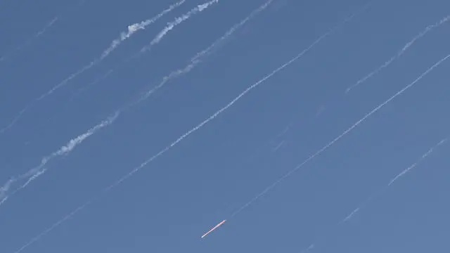 epa12180270 Projectiles cross the sky above Jerusalem, 17 June 2025. Israel's military announced that sirens sounded in various regions across the country after missiles were launched from Iran towards Israel. EPA/ABIR SULTAN