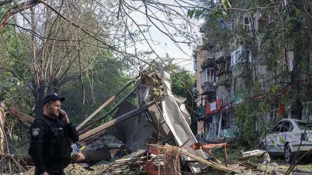 epaselect epa12180488 A Ukrainian police officer works at the site of an airstrike on a five-storey residential building in Kyiv, Ukraine, 17 June 2025, amid the Russian invasion. At least 14 people were killed and 60 others injured after Russian forces launched a large-scale combined attack with at least 32 missiles and nearly 440 drones across Ukraine overnight, the State Emergency Service (SES) of Ukraine reported. EPA/SERGEY DOLZHENKO