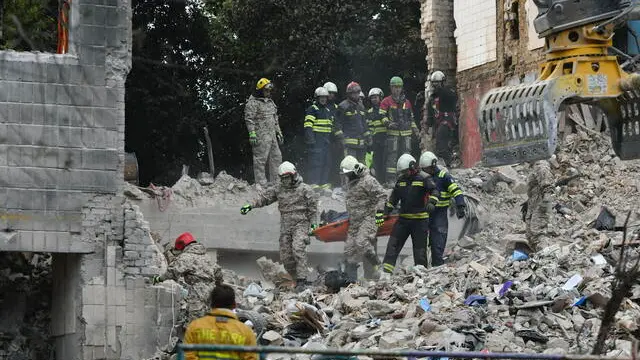epa12181547 Ukrainian rescuers carry the body of a victim at the site of an overnight airstrike on a nine-storey residential building in Kyiv, Ukraine, 17 June 2025, amid the Russian invasion. At least 15 people were killed and 139 others injured after an overnight combined attack, according to the Minister of Internal Affairs, Ihor Klymenko. EPA/MAXYM MARUSENKO