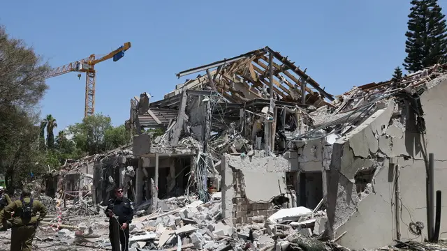 epa12190666 Israeli emergency teams at the site of an Iranian missile strike on a residential building complex in Tel Aviv, Israel, 22 June 2025. Israel and Iran have been exchanging fire since Israel launched strikes across Iran on 13 June 2025 as part of Operation 'Rising Lion.' EPA/ABIR SULTAN