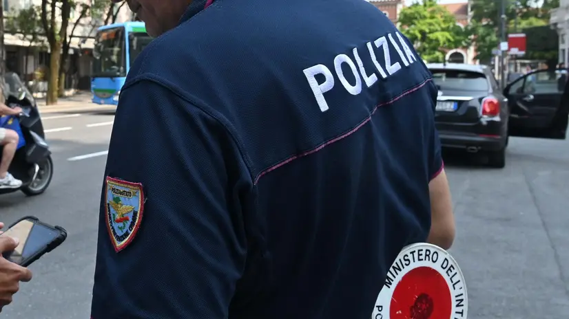 L'uomo è stato tratto in salvo dagli agenti della Polizia di Stato - Foto Gabriele Strada/Neg © www.giornaledibrescia.it