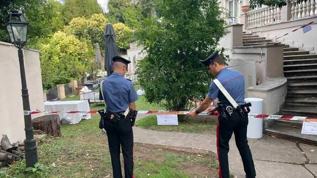 Una foto fornita dai Carabinieri mostra il luogo dove è crollata una parte del parapetto di una terrazza e sei ragazzi, di cui alcuni minorenni, sono precipitati finendo sul prato. La tragedia è stata sfiorata durante una festa privata in una sala per ricevimenti in via Cassia a Roma. Roma, 22 giugno 2025. HANDOUT CARABINIERI / 111 / NPK