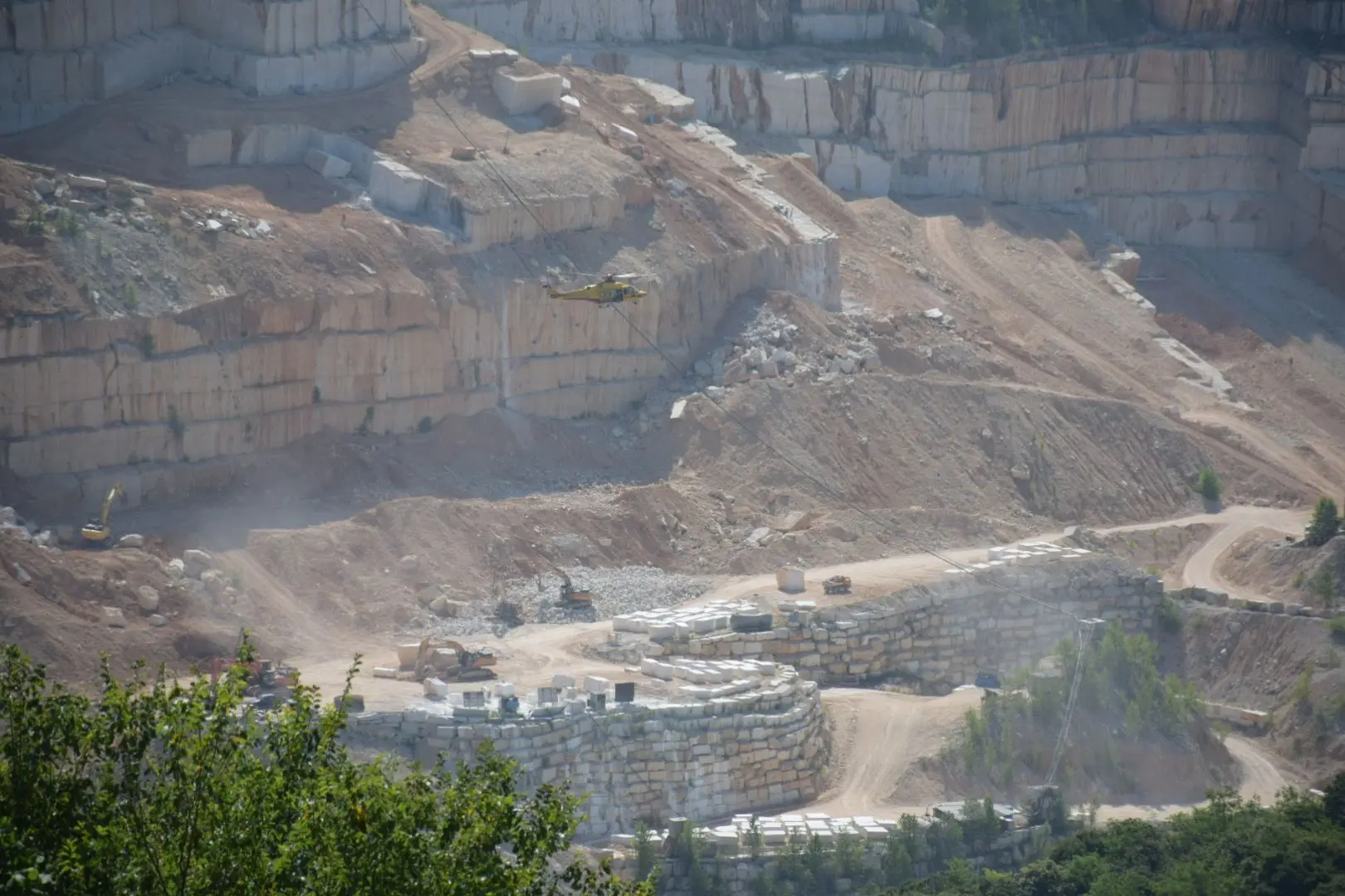 L'intervento dell'elisoccorso alla cava di Botticino