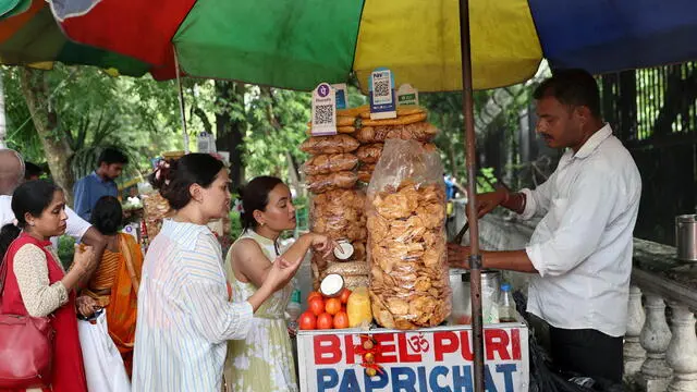 epa11628465 People visit fast food stall near Victoria Memorial on World Tourism Day in Kolkata, India, 27 September 2024. World Tourism Day has been marked annually on 27 September since 1980. EPA/PIYAL ADHIKARY