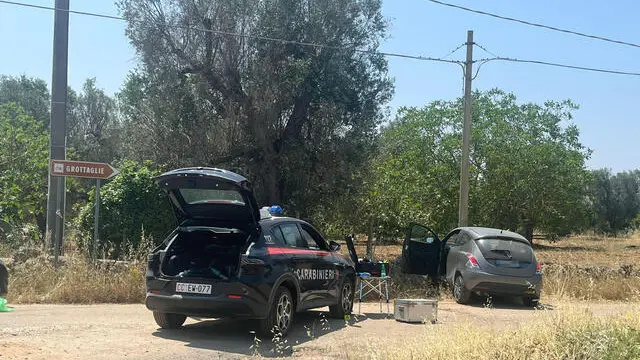 Forze dell'ordine sul luogo dove un carabiniere, Carlo Legrottaglie, è stato ucciso all'alba a colpi di arma da fuoco durante un'attività di controllo nella zona industriale di Francavilla Fontana, in provincia di Brindisi, in contrada Rosea, 12 giugno 2025. La pattuglia dei carabinieri di cui faceva parte Legrottaglie era intervenuta dopo la segnalazione di una rapina a un distributore di carburanti. I due carabinieri a bordo della 'gazzella' hanno intercettato l'auto dei rapinatori, una Lancia Y di colore scuro. Alla vista dei militari i malviventi sono fuggiti e i carabinieri li hanno inseguiti. Le due auto si sono speronate fino a quando si sono dovute fermare, dopo essersi toccate più volte, nella campagna circostante. I rapinatori - a quanto si apprende almeno tre - sono scesi dall'auto dividendosi. Legrottaglie ne ha inseguito uno che ha sparato contro il brigadiere alcuni colpi di pistola, uccidendolo. Legrottaglie sarebbe riuscito a rispondere al fuoco e anche uno dei rapinatori sarebbe rimasto ferito. Oggi sarebbe stato l'ultimo giorno di lavoro di Legrottaglie: da domani sarebbe andato in licenza e poi, a luglio, in pensione. Il suo collega è sotto choc. ANSA/DANILO SANTORO