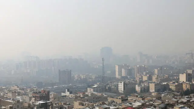epa11791661 Smog obscures the skyline in Tehran, Iran, 24 December 2024. Following heavy air pollution covering in the capital city, the Iranian Health Ministry announced and insisted that elderly and sick people stay indoors as in some other cities schools and universities closed due to the heavy air pollution. EPA/ABEDIN TAHERKENAREH