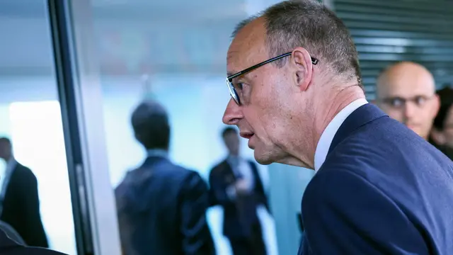 epa12183853 German Chancellor Friedrich Merz leaves a news conference following a meeting of heads of government of the federal states at the Chancellery in Berlin, Germany, 18 June 2025. EPA/HANNIBAL HANSCHKE