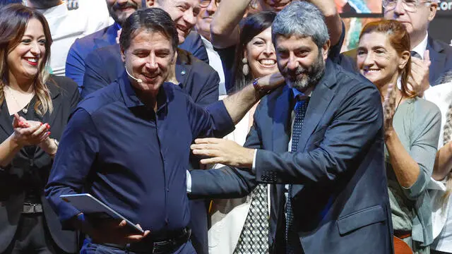 Il leader del Movimento 5 Stelle, Giuseppe Conte (S) ed il presidente della Camera, Roberto Fico durante l’iniziativa elettorale per la presentazione del programma e dei candidati del M5s, Roma 9 settembre 2022. ANSA/FABIO FRUSTACI