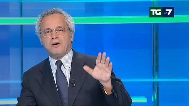 Il fermo immagine mostra Enrico Mentana mentre annuncia l'incendio nella sede romana de La7, nel quartiere Prati, che si è propagato dai locali del sottotetto, dove in mattinata erano in corso dei lavori, 22 luglio 2019. Il fumo ha interessato i locali e il Tg della sera è stato interrotto da Enrico Mentana che lo stava conducendo. "Più o meno lo studio sta andando a fuoco - ha affermato - non sto scherzando, è una situazione molto difficile quindi e non so se tornerò in diretta per darvi le notizie di Borsa, non so se mi immolerò", ha aggiunto con una battuta. ANSA/FERMO IMMAGINE TGLA7 +++EDITORIAL USE ONLY - NO SALES+++