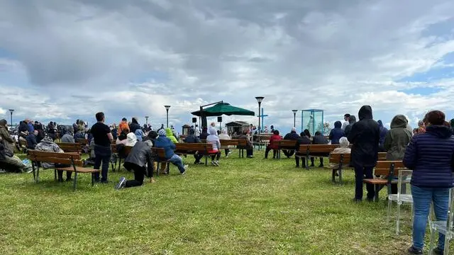 Sono un centinaio i seguaci della Madonna di Trevignano che si sono già assiepati alla collina di via Campo delle rose, luogo dove avverrebbero le presunte apparizioni della Madonna, 03 maggio 2023. Nel campo è ancor allestita la teca con la statua che piangerebbe sangue e la croce in legno. ANSA/ GIULIA MARRAZZO