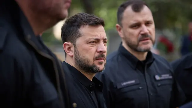 epa12185347 A handout photo made available by the Ukrainian Presidential Press Service shows Ukraine's President Volodymyr Zelensky visiting the site of a Russian attack on a residential building in the Solomianskyi district of Kyiv, Ukraine, 19 June 2025, amid the Russian invasion. Zelensky laid flowers and honored the memory of the 23 victims recovered from the destroyed building, which was struck by a Russian attack on 17 June, the Ukrainian presidential palace reported. EPA/UKRAINIAN PRESIDENTIAL PRESS SERVICE HANDOUT -- MANDATORY CREDIT: UKRAINIAN PRESIDENTIAL PRESS SERVICE -- HANDOUT EDITORIAL USE ONLY/NO SALES