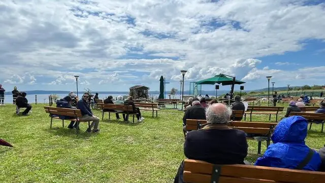 Sono un centinaio i seguaci della Madonna di Trevignano che si sono già assiepati alla collina di via Campo delle rose, luogo dove avverrebbero le presunte apparizioni della Madonna, 03 maggio 2023. Nel campo è ancor allestita la teca con la statua che piangerebbe sangue e la croce in legno. ANSA/ GIULIA MARRAZZO
