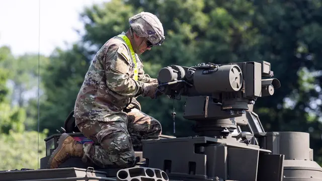 epa12170170 A US soldier works atop an Abrams tank that is staged in West Potomac Park ahead of a 14 June military parade in Washington, DC, USA, 11 June 2025. The 14 June parade, which coincides with the Army's 250th anniversary, along with US President Donald Trump's 79th birthday, is expected to include 6,600 soldiers, 150 vehicles, and 50 aircraft. EPA/JIM LO SCALZO