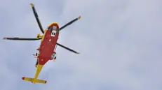 Gli elicotteri dei soccorsi in azione dopo la valanga caduta al Colle di Chamolé a Pila, località sciistica sopra Aosta, che ha causato la morte di due scialpinisti, 7 aprile 2018. I loro corpi senza vita sono stati trovati dai soccorritori, che stanno continuando le ricerche. Altre due persone sono state estratte dalla neve in stato di ipotermia e sono state trasportate in elicottero all'Ospedale Parini di Aosta. ANSA/ THIERRY PRONESTI