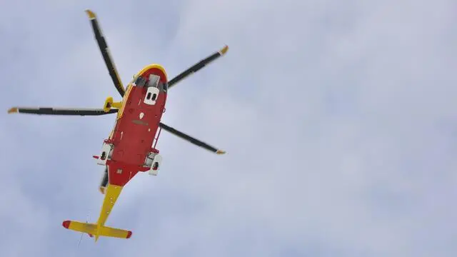 Gli elicotteri dei soccorsi in azione dopo la valanga caduta al Colle di Chamolé a Pila, località sciistica sopra Aosta, che ha causato la morte di due scialpinisti, 7 aprile 2018. I loro corpi senza vita sono stati trovati dai soccorritori, che stanno continuando le ricerche. Altre due persone sono state estratte dalla neve in stato di ipotermia e sono state trasportate in elicottero all'Ospedale Parini di Aosta. ANSA/ THIERRY PRONESTI