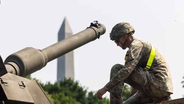 epa12170162 A US soldier sits atop an Abrams tank that is staged in West Potomac Park ahead of a 14 June military parade in Washington, DC, USA, 11 June 2025. The 14 June parade, which coincides with the Army's 250th anniversary, along with US President Donald Trump's 79th birthday, is expected to include 6,600 soldiers, 150 vehicles, and 50 aircraft. EPA/JIM LO SCALZO
