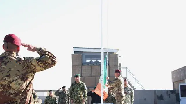 Un momento delle cerimonia della fase finale di transizione dell' avamposto "La Marmora" di Shindand, ultima delle basi avanzate italiane in Afghanistan, ceduta definitivamente alle Forze di sicurezza afgane, Shindad, 28 Gennaio 2014. ANSA/ UFFICIO STAMPA/ ESERCITO ITALIANO +++ NO SALES EDITORIAL USE ONLY +++