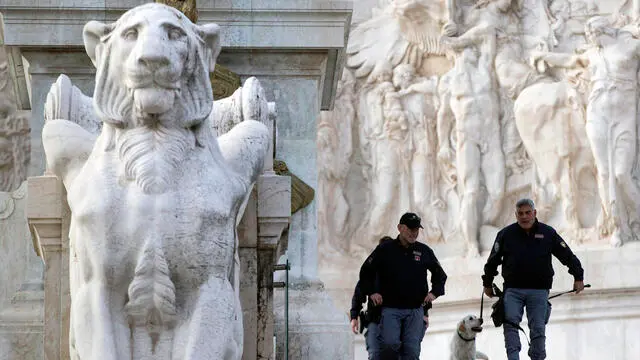 Controlli della Polizia, durante la cerimonia della deposizione di una corona in occasione dell’80 esimo Anniversario della Liberazione, presso l’Altare della Patria, Roma, 25 aprile 2025. ANSA/ANGELO CARCONI