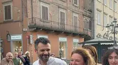 Quando mancano 30 sezioni da scrutinare su 179 la candidata sindaco del centrosinistra Ilaria Bugetti è al 52,48% dei voti, risultato che ne fa la prima sindaca di Prato. Bugetti è da poco arrivata in piazza Duomo a Prato dove si è abbracciata col sindaco uscente Matteo Biffoni e il segretario del Pd di Prato Marco Biagioni oltre a vari sostenitori, 10 giugno 2024. Le è stata donata anche una maglia con scritto Ilaria sindaco di Prato e dietro il numero 52. ANSA /Giorgio Bernardini